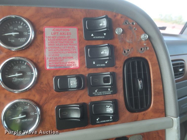 image for item DJ1941 2009 Peterbilt 388  semi truck