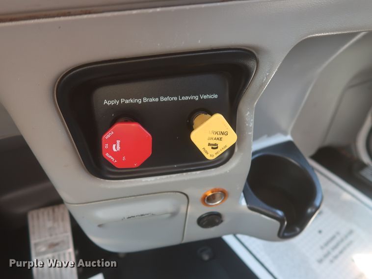 image for item DJ1941 2009 Peterbilt 388  semi truck