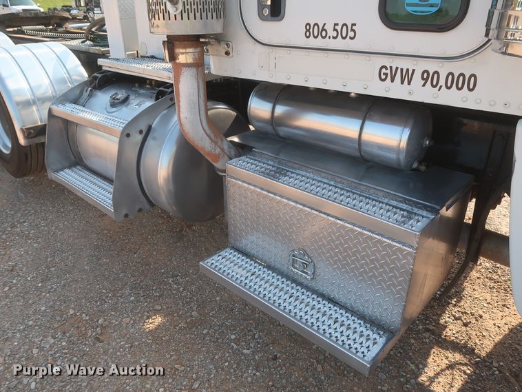 image for item DJ1941 2009 Peterbilt 388  semi truck