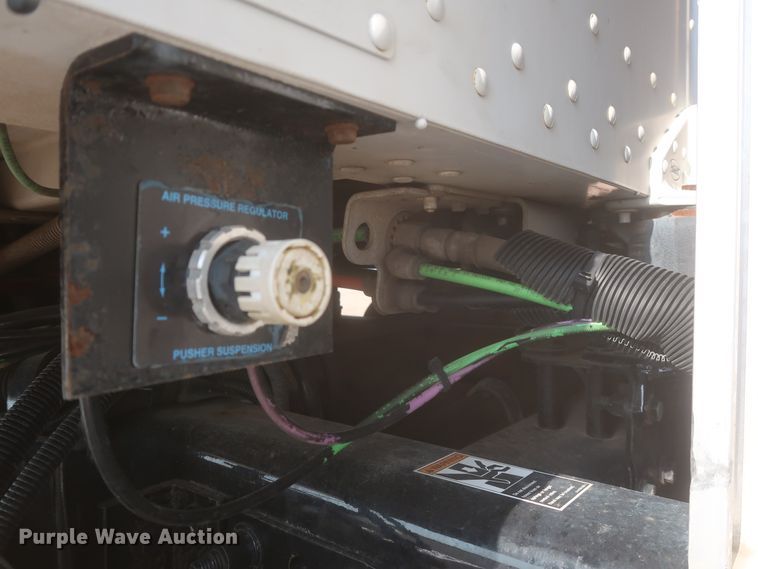 image for item DJ1941 2009 Peterbilt 388  semi truck