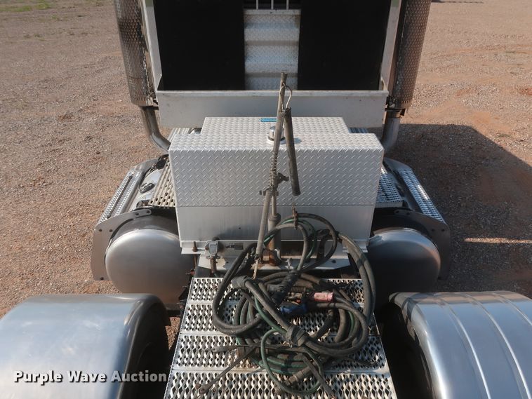 image for item DJ1941 2009 Peterbilt 388  semi truck