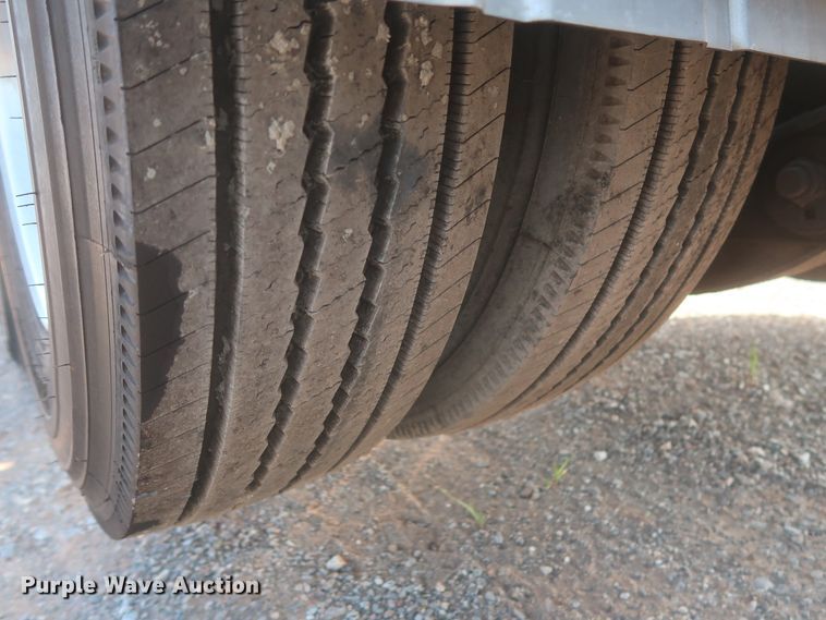 image for item DJ1941 2009 Peterbilt 388  semi truck