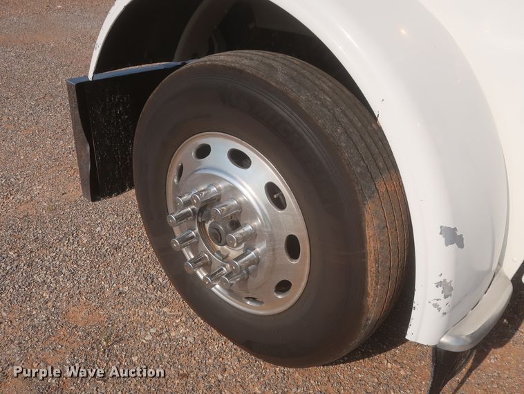 image for item DJ1941 2009 Peterbilt 388  semi truck