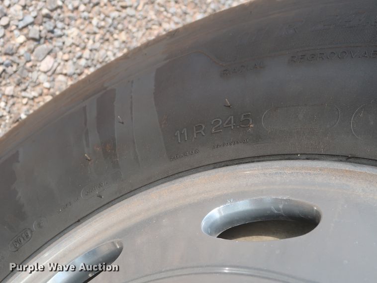 image for item DJ1941 2009 Peterbilt 388  semi truck