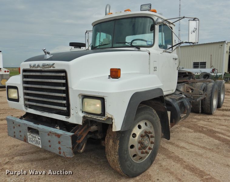 image for item DK2259 1996 Mack RD690S  semi truck