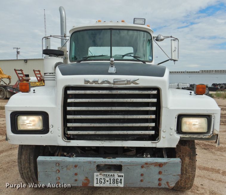 image for item DK2259 1996 Mack RD690S  semi truck