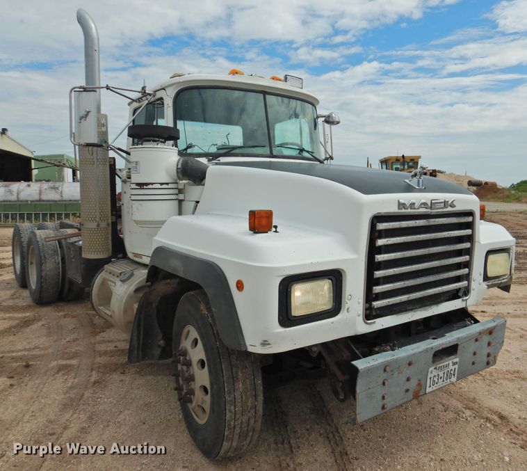 image for item DK2259 1996 Mack RD690S  semi truck