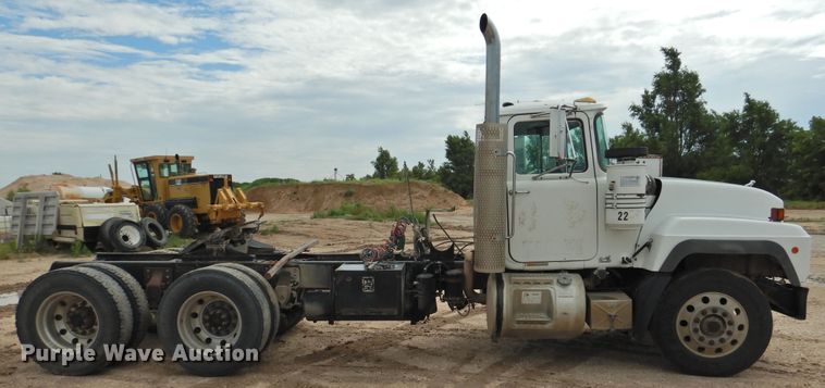 image for item DK2259 1996 Mack RD690S  semi truck