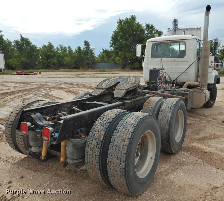 image for item DK2259 1996 Mack RD690S  semi truck