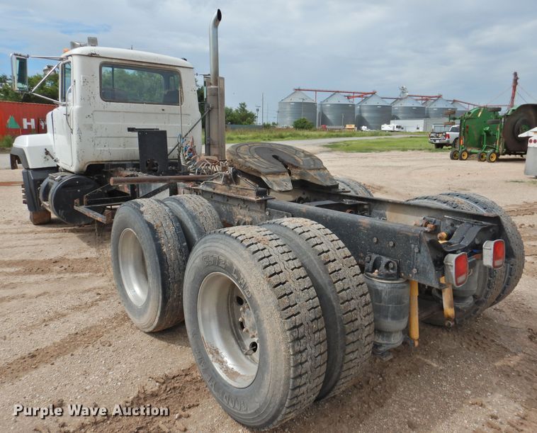 image for item DK2259 1996 Mack RD690S  semi truck