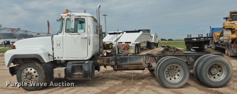 image for item DK2259 1996 Mack RD690S  semi truck