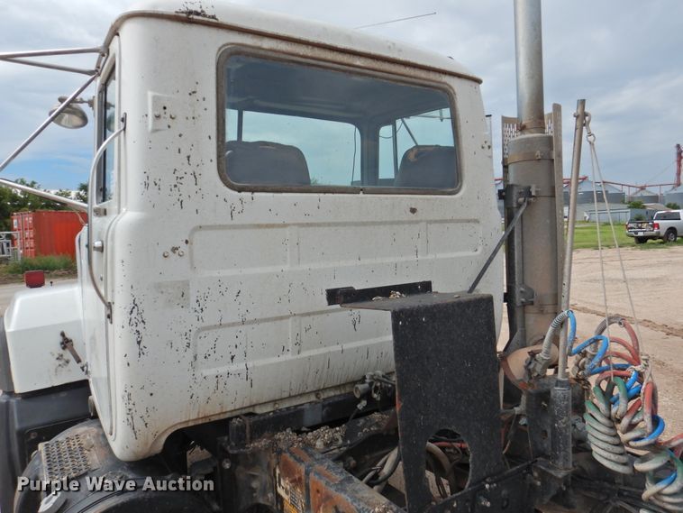 image for item DK2259 1996 Mack RD690S  semi truck