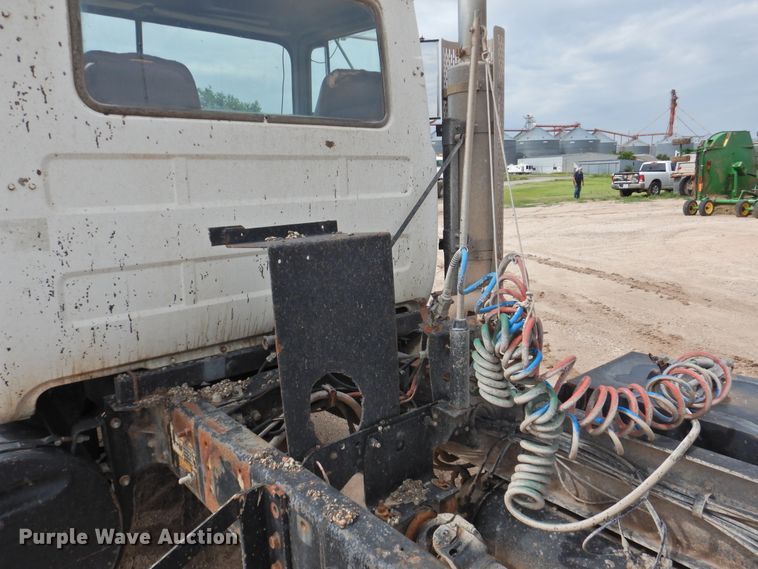 image for item DK2259 1996 Mack RD690S  semi truck