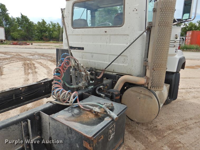 image for item DK2259 1996 Mack RD690S  semi truck