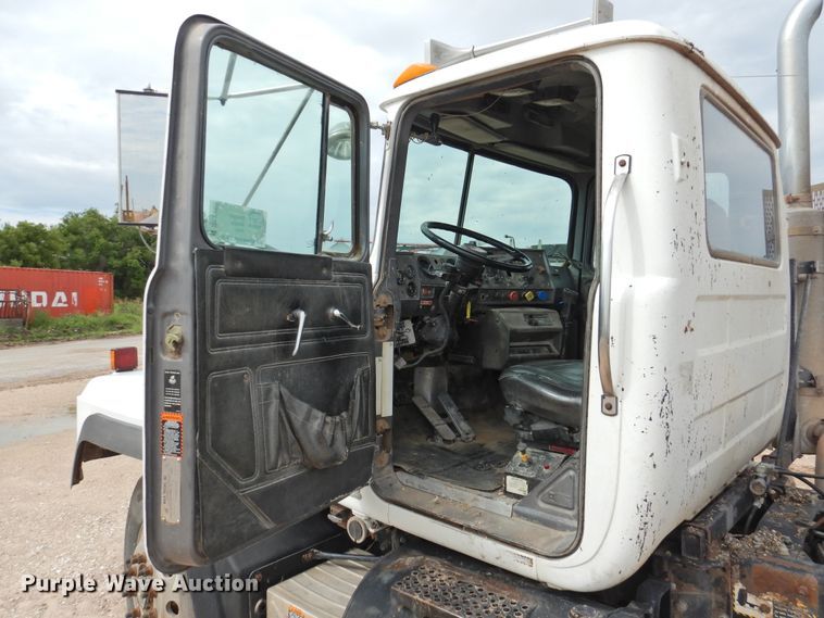 image for item DK2259 1996 Mack RD690S  semi truck