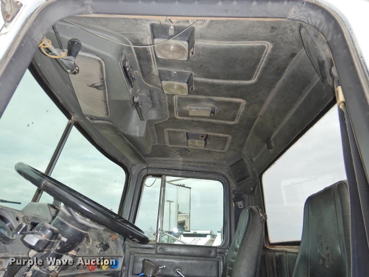 image for item DK2259 1996 Mack RD690S  semi truck