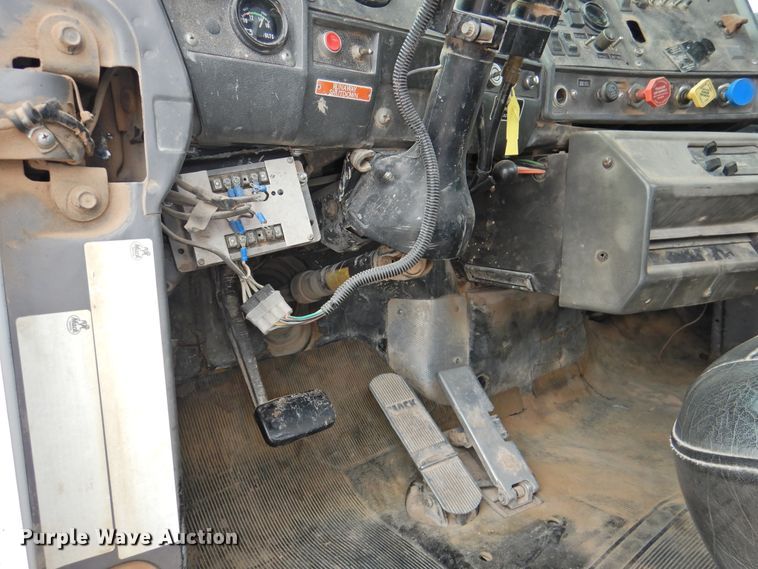 image for item DK2259 1996 Mack RD690S  semi truck