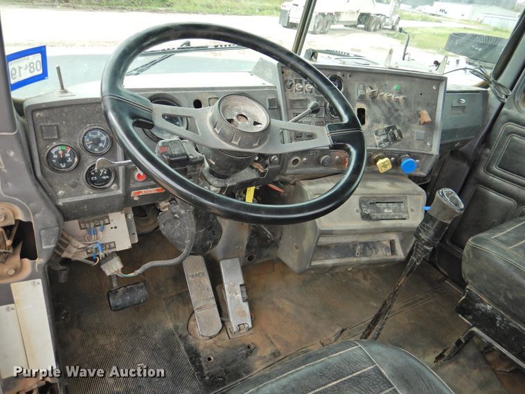 image for item DK2259 1996 Mack RD690S  semi truck