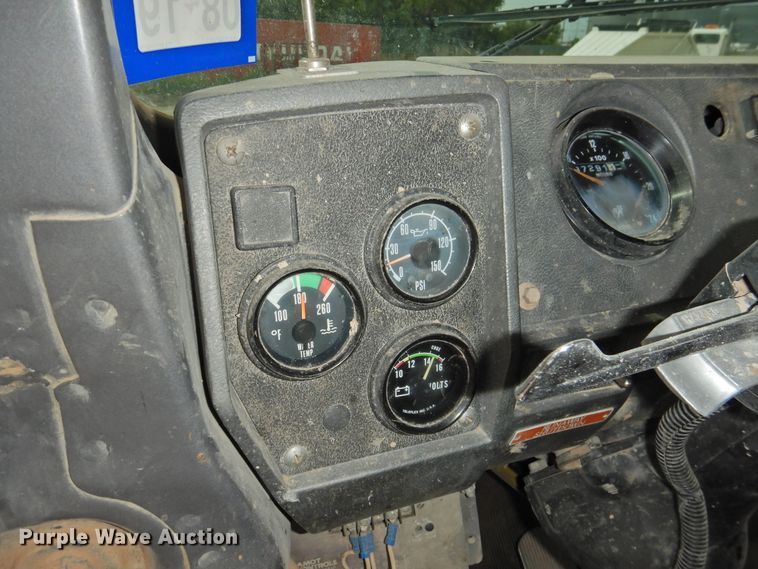 image for item DK2259 1996 Mack RD690S  semi truck