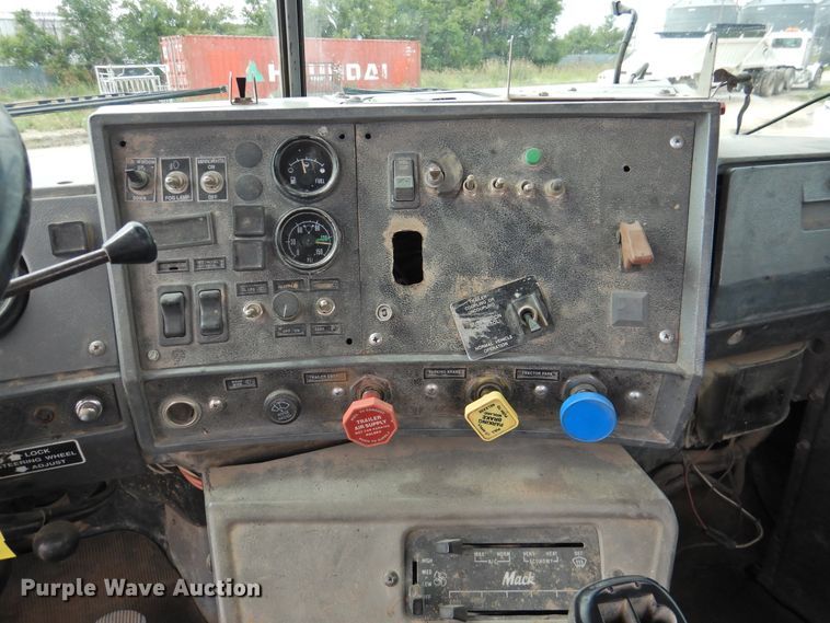 image for item DK2259 1996 Mack RD690S  semi truck