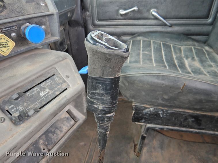 image for item DK2259 1996 Mack RD690S  semi truck