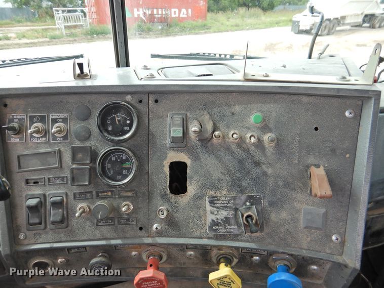 image for item DK2259 1996 Mack RD690S  semi truck