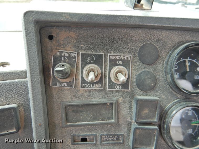 image for item DK2259 1996 Mack RD690S  semi truck