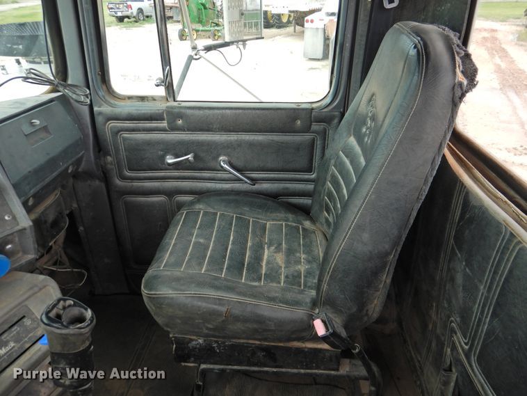 image for item DK2259 1996 Mack RD690S  semi truck