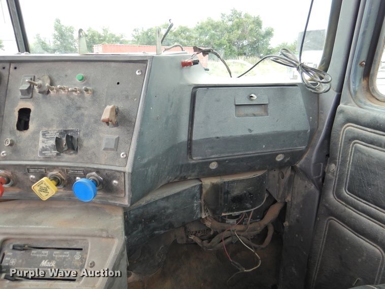 image for item DK2259 1996 Mack RD690S  semi truck