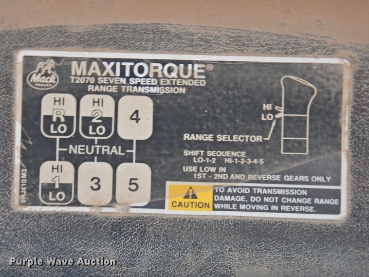 image for item DK2259 1996 Mack RD690S  semi truck