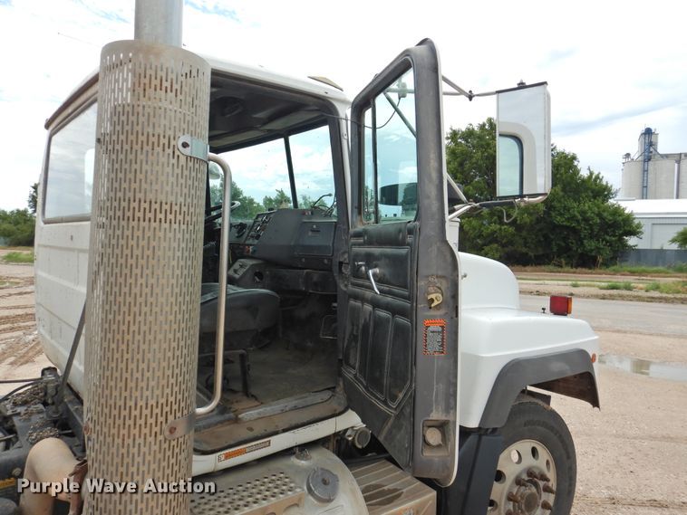 image for item DK2259 1996 Mack RD690S  semi truck