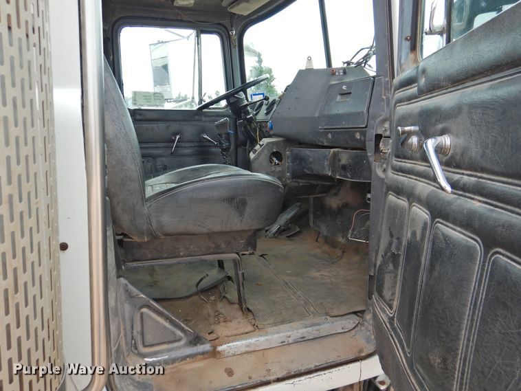 image for item DK2259 1996 Mack RD690S  semi truck