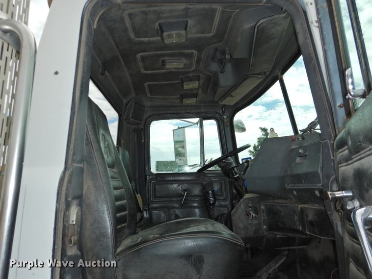 image for item DK2259 1996 Mack RD690S  semi truck