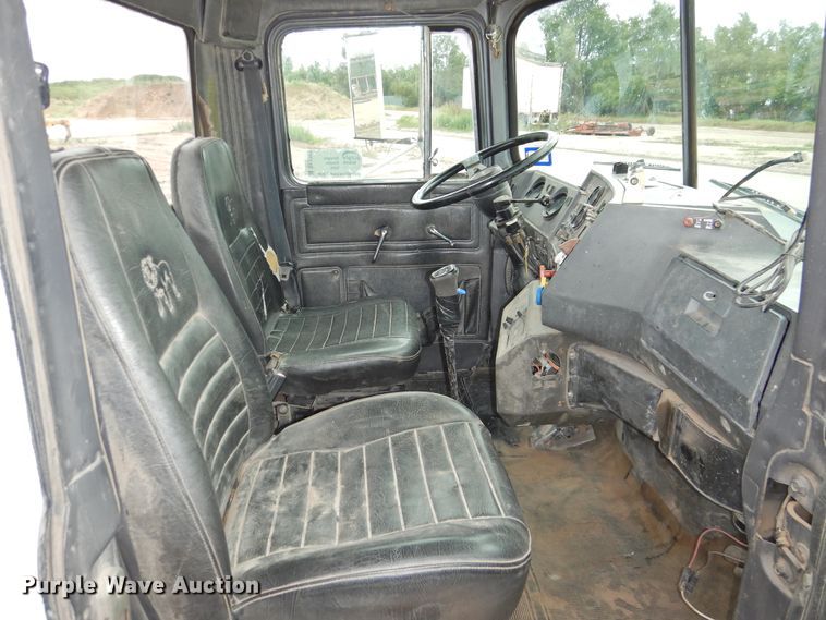 image for item DK2259 1996 Mack RD690S  semi truck