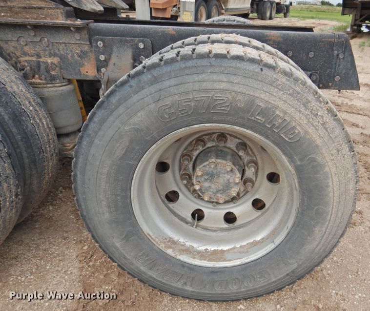 image for item DK2259 1996 Mack RD690S  semi truck