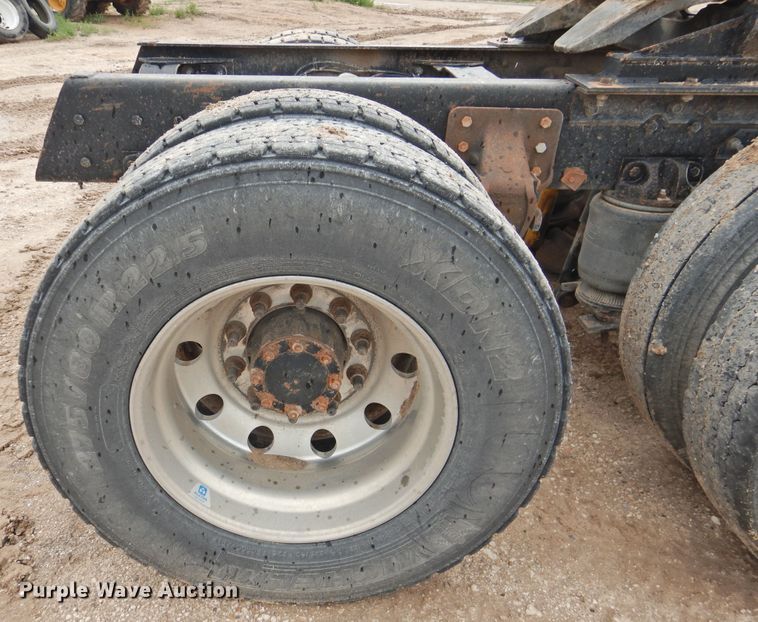 image for item DK2259 1996 Mack RD690S  semi truck