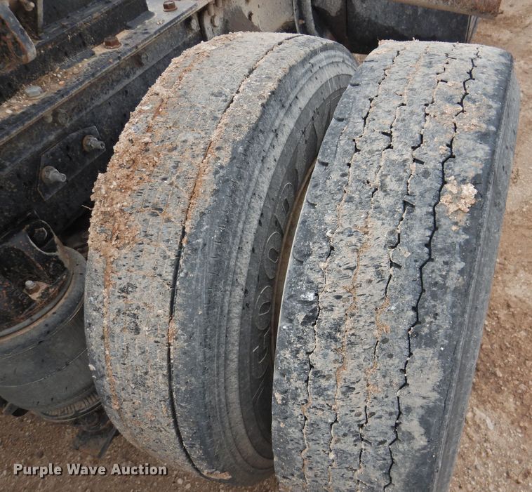 image for item DK2259 1996 Mack RD690S  semi truck