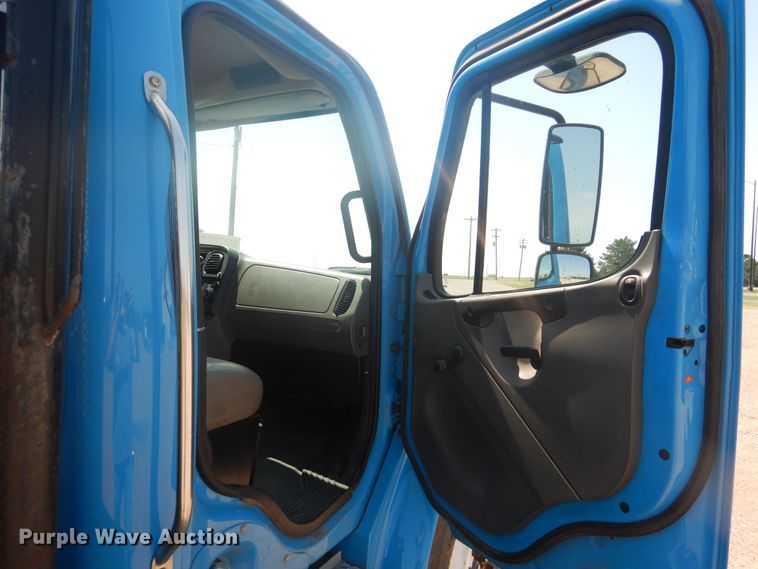 image for item DK8009 2005 Freightliner Business Class M2  winch truck