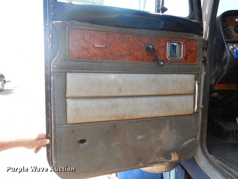 image for item DK8010 2004 Peterbilt 379  semi truck