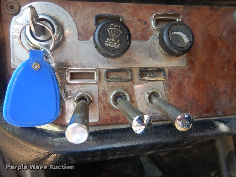 image for item DK8010 2004 Peterbilt 379  semi truck