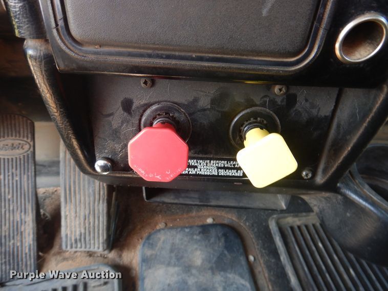 image for item DK8010 2004 Peterbilt 379  semi truck