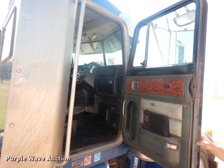 image for item DK8010 2004 Peterbilt 379  semi truck