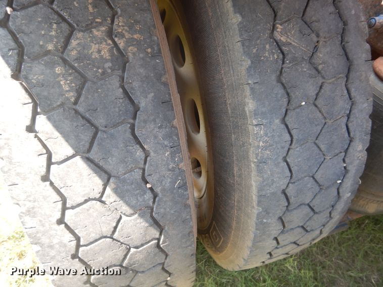 image for item DK8010 2004 Peterbilt 379  semi truck