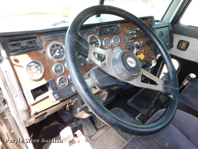 image for item DK8606 1999 Peterbilt 379  winch truck