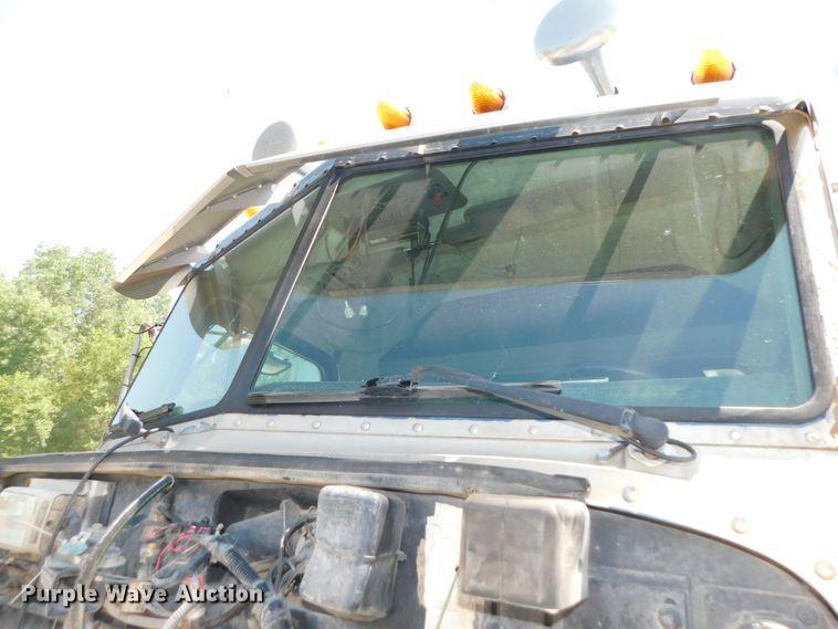 image for item DK8606 1999 Peterbilt 379  winch truck