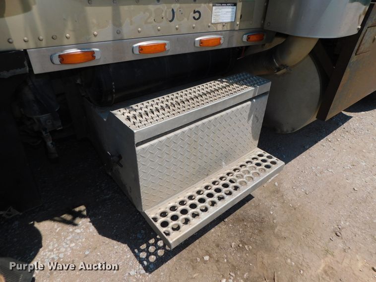 image for item DK8606 1999 Peterbilt 379  winch truck