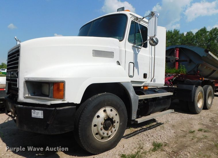 image for item DK8612 1993 Mack CH613  semi truck