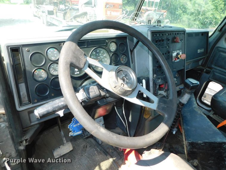 image for item DK8612 1993 Mack CH613  semi truck