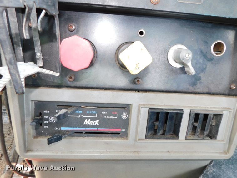 image for item DK8612 1993 Mack CH613  semi truck