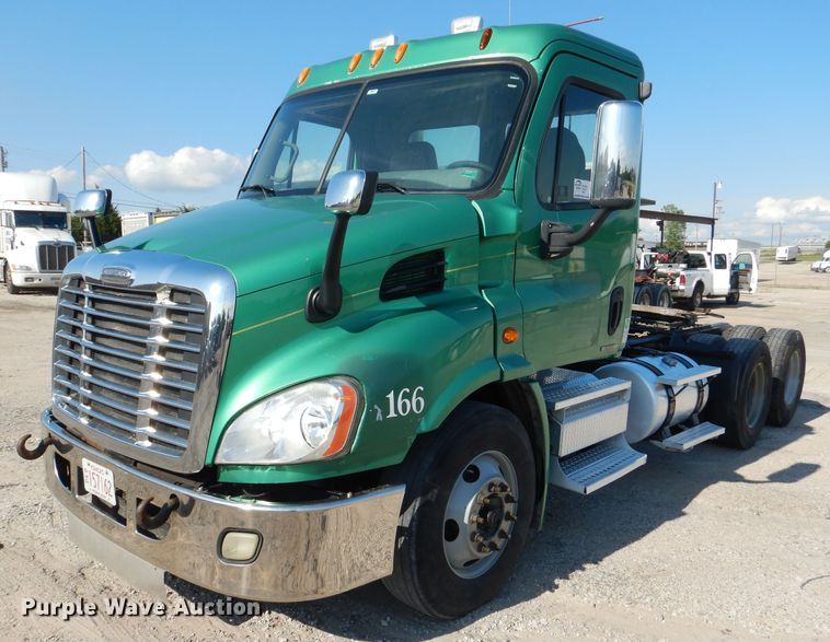 image for item DL3358 2010 Freightliner Cascadia 113  semi truck